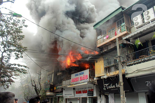 Hà Nội: Cháy lớn trên phố Bát Đàn, cụ bà 86 tuổi tử vong, tầng 2 của ngôi nhà bị thiêu rụi - Ảnh 2.