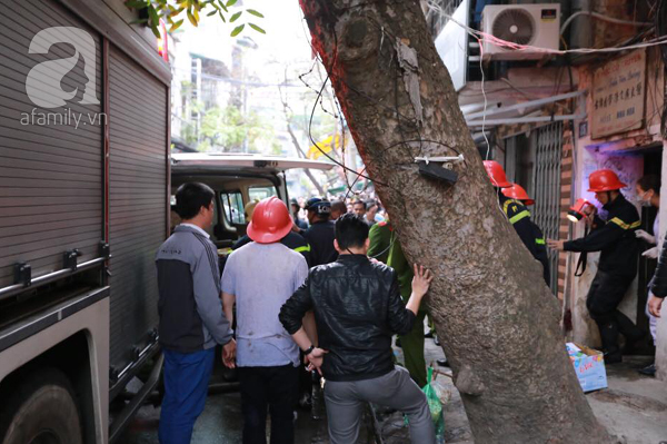 Hà Nội: Cháy lớn trên phố Bát Đàn, cụ bà 86 tuổi tử vong, tầng 2 của ngôi nhà bị thiêu rụi - Ảnh 8.