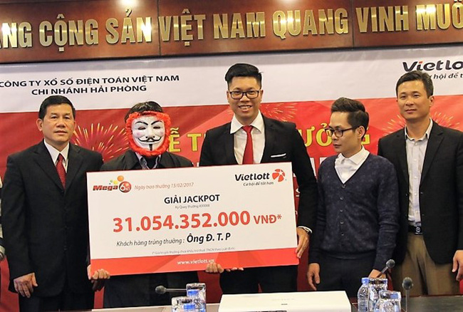 Người Hà Nội trúng số độc đắc 31 tỷ đồng đeo mặt nạ hacker tới nhận giải - Ảnh 1.