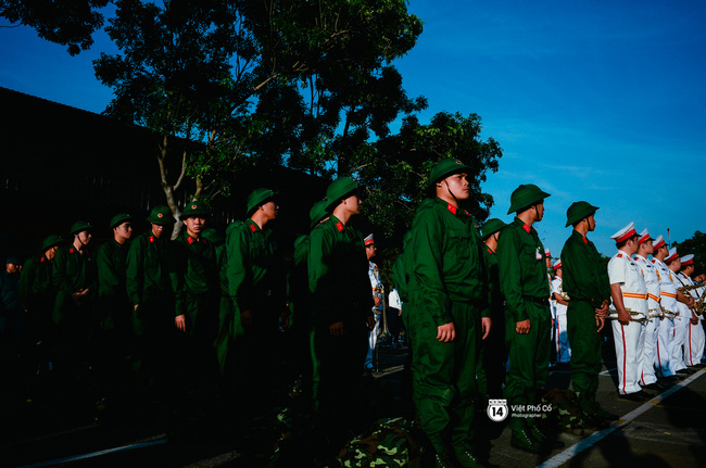 Nước mắt, nụ cười và những khoảnh khắc xúc động ngày tân binh ở Sài Gòn lên đường nhập ngũ - Ảnh 1.