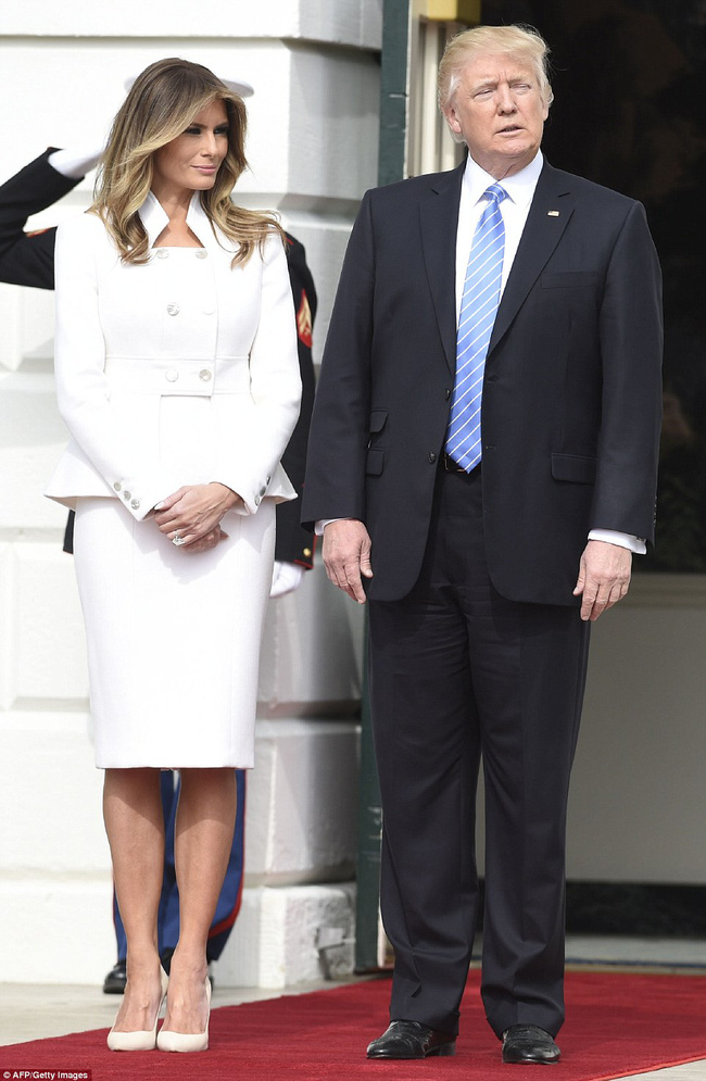 Đệ nhất phu nhân Melania Trump xuất hiện rạng rỡ bên chồng trong buổi tiếp đón ngoại giao đầu tiên tại Nhà Trắng - Ảnh 2.