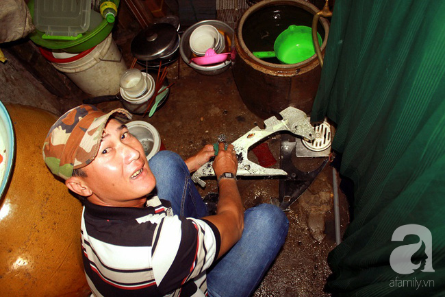Chùng ảnh: Bên trong ngôi nhà 15m2 rách nát chứa đến 23 nhân khẩu ở Sài Gòn - Ảnh 6.