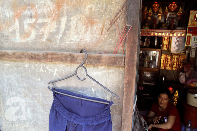 Chùng ảnh: Bên trong ngôi nhà 15m2 rách nát chứa đến 23 nhân khẩu ở Sài Gòn - Ảnh 1.