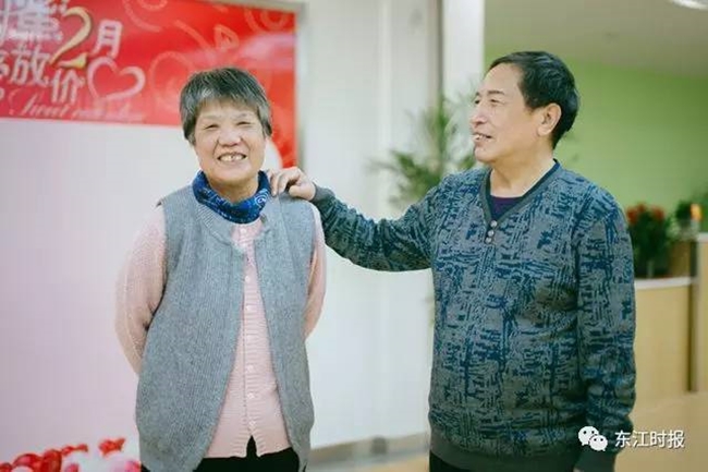 Sau gần 50 năm kết hôn, người chồng đã chính thức trở thành chị em thân thiết của vợ - Ảnh 2.