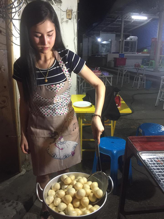 Nhan sắc xinh đẹp của cô nàng bán thịt viên chiên khiến cộng đồng mạng Thái Lan xôn xao - Ảnh 2.