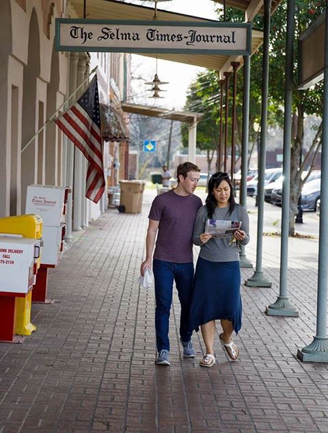 Sau khi khiến cả thế giới cắm mặt vào điện thoại, thì vợ chồng Mark Zuckerberg lại thảnh thơi đọc báo giấy trên phố - Ảnh 1.