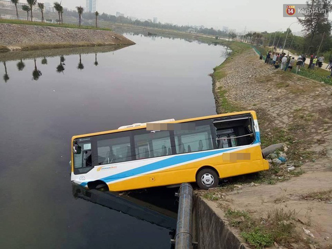 Đà Nẵng: Xe tải tông xe buýt rơi xuống hồ nước - Ảnh 2.