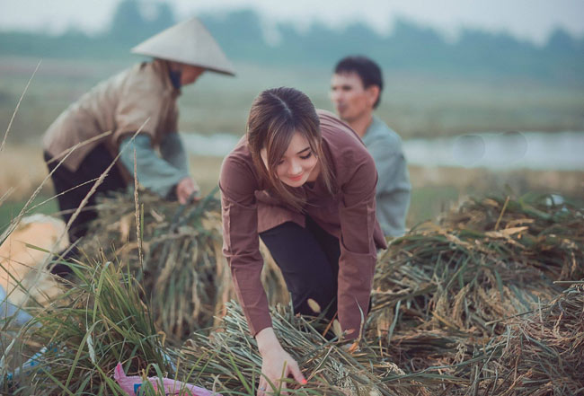 Ngắm cô gái nổi như cồn nhờ bức hình lội suối trước giờ lên xe hoa - Ảnh 2.