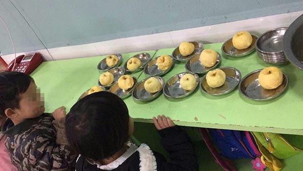 Trường mầm non cho học sinh ăn táo mốc khiến phụ huynh bức xúc - Ảnh 1.