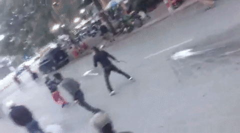 Hà Nội: Hai nhóm thanh niên cầm dao kiếm rượt đuổi nhau trên phố Trần Đại Nghĩa - Ảnh 1.