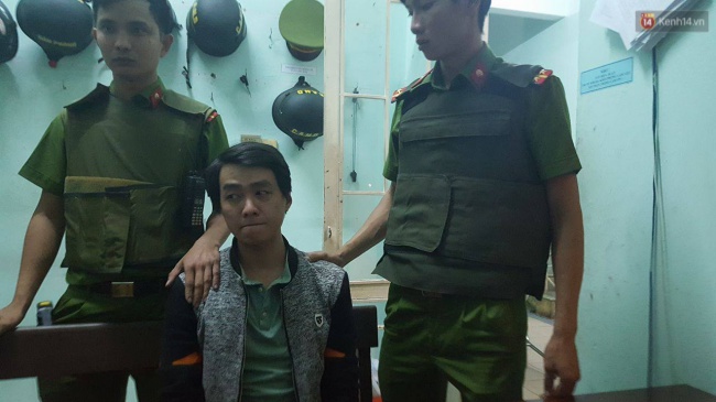 Kẻ cầm dao cướp ngân hàng ở Đà Nẵng bị bắt sau 10 phút truy đuổi - Ảnh 1.