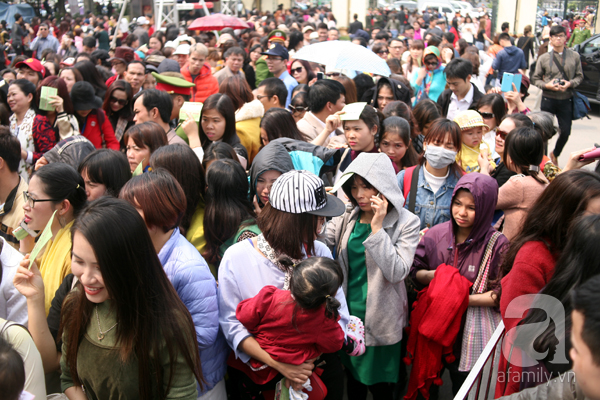 Lễ hội hoa hồng ở Hà Nội: Hàng nghìn người đội nắng xếp hàng vào cửa - Ảnh 16.