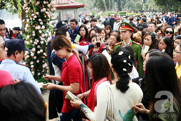 Lễ hội hoa hồng ở Hà Nội: Hàng nghìn người đội nắng xếp hàng vào cửa - Ảnh 17. Lễ hội hoa hồng ở Hà Nội: Hàng nghìn người đội nắng xếp hàng vào cửa - Ảnh 17.