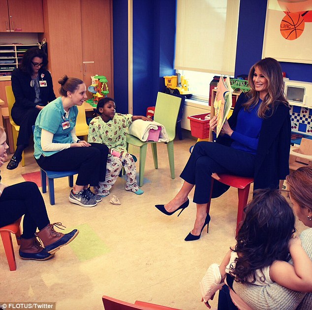 Hình ảnh đẹp trong ngày: Đệ nhất phu nhân Melania Trump giản dị đọc sách cho các bệnh nhi tại New York - Ảnh 1.
