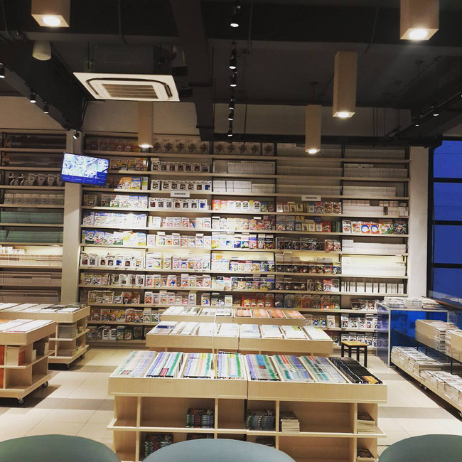 4 nhà sách đẹp mê ly, ở lì cả ngày không biết chán ở Sài Gòn - Ảnh 9. 4 nhà sách đẹp mê ly, ở lì cả ngày không biết chán ở Sài Gòn - Ảnh 9.