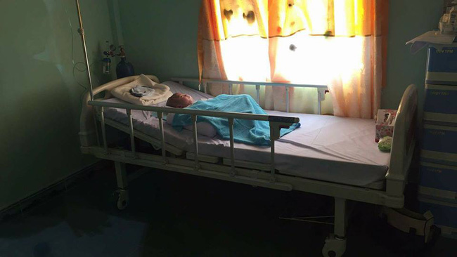 Bé trai bị não úng thủy nặng đã về đến chùa Vạn Đức: “Cầu mong kỳ tích xảy ra với Đức Lộc” - Ảnh 3. Bé trai bị não úng thủy nặng đã về đến chùa Vạn Đức: “Cầu mong kỳ tích xảy ra với Đức Lộc” - Ảnh 3.