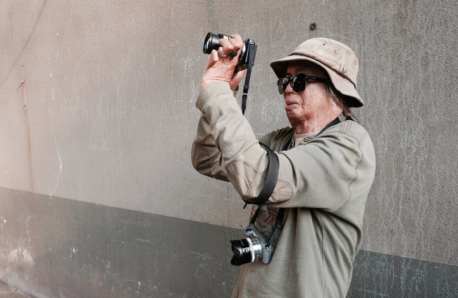 Chuyện của nhiếp ảnh gia 60 tuổi ở Sài Gòn được tái sinh sau 17 ca phẫu thuật vì bỏng lửa - Ảnh 1.