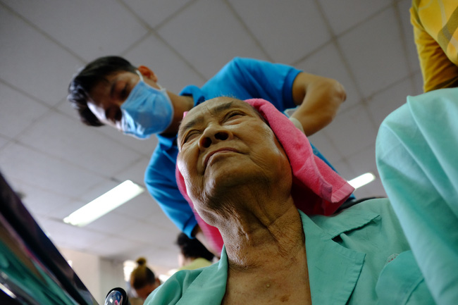 Chùm ảnh: Khi bệnh viện trở thành “cửa hàng cắt tóc, quán cơm” của bệnh nhân - Ảnh 6.