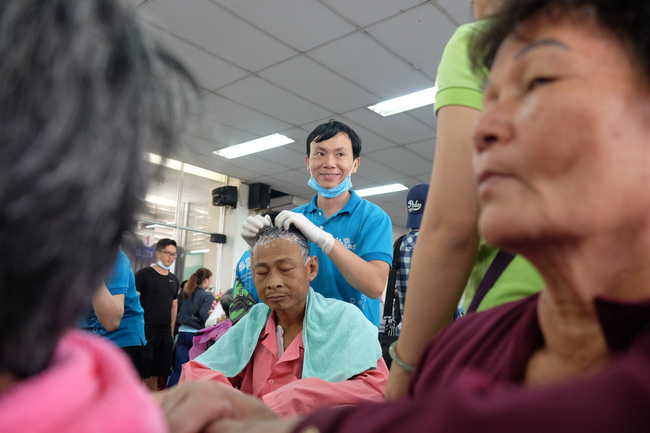 Chùm ảnh: Khi bệnh viện trở thành “cửa hàng cắt tóc, quán cơm” của bệnh nhân - Ảnh 9.