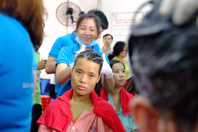 Chùm ảnh: Khi bệnh viện trở thành “cửa hàng cắt tóc, quán cơm” của bệnh nhân - Ảnh 5.