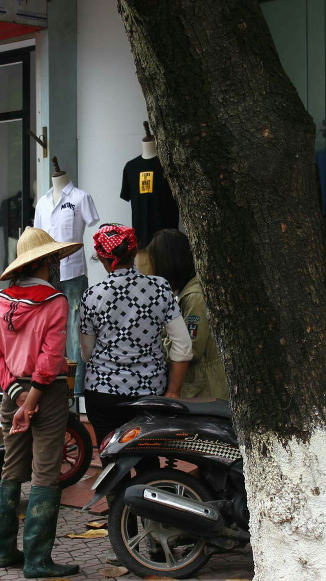 Câu chuyện xúc động về hai người mẹ nghèo đứng ngần ngại trước shop thời trang trẻ ở Bắc Giang - Ảnh 2.