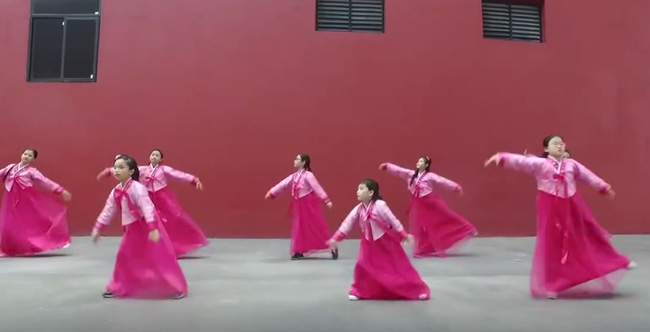 Học sinh Hạ Long diện hanbok nhảy Nơi này có anh hút triệu lượt xem - Ảnh 2.