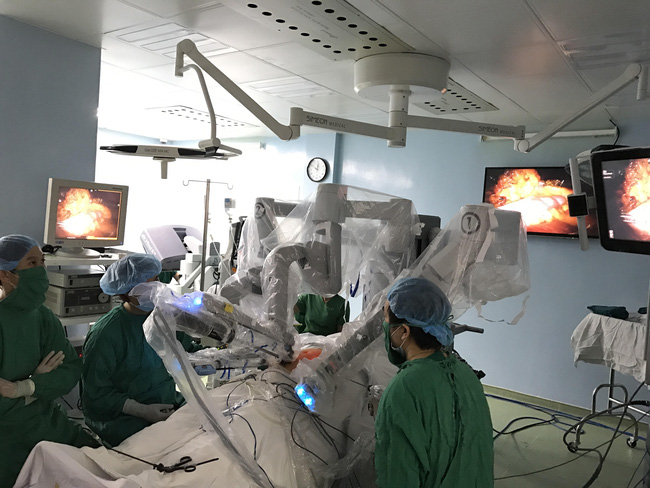 Lần đầu tiên tại Việt Nam, một bệnh nhân ung thư dạ dày được phẫu thuật bằng… robot - Ảnh 3.