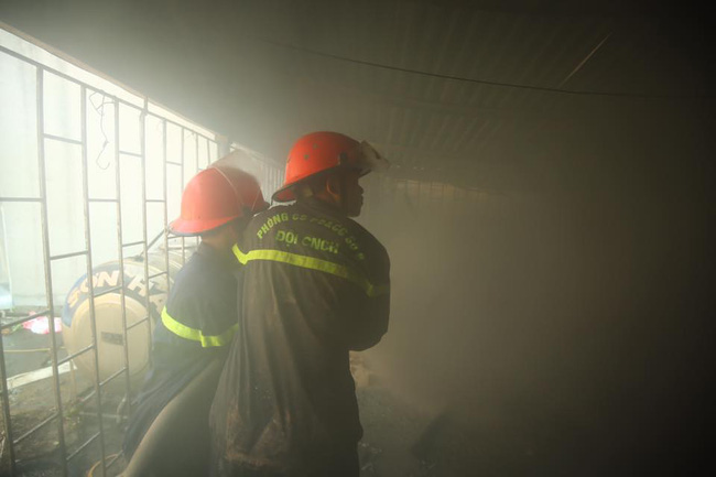 Hà Nội: Dùng hàng trăm mét vòi bơm hút nước ao đình Mai Động chữa cháy 3 căn nhà trong ngõ - Ảnh 2.