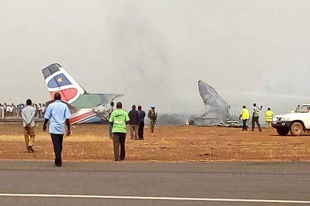 NÓNG: Máy bay chở 44 người gặp tai nạn vỡ tan tành và bốc cháy dữ dội - Ảnh 1.
