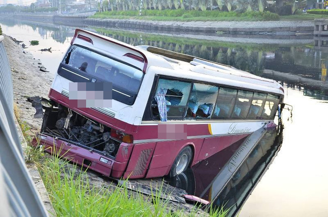 Xe khách lao xuống kênh ở Sài Gòn, tài xế và phụ xe đạp cửa bò ra ngoài - Ảnh 1.