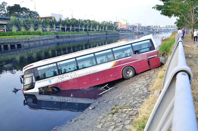 Xe khách lao xuống kênh ở Sài Gòn, tài xế và phụ xe đạp cửa bò ra ngoài - Ảnh 2.