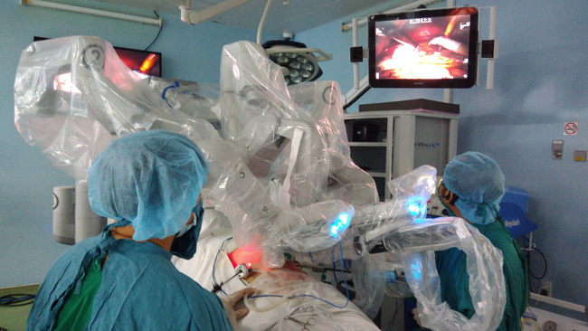 Một phụ nữ vừa sinh con được phẫu thuật nang ống mật chủ bằng robot lần đầu tiên tại Việt Nam - Ảnh 2.