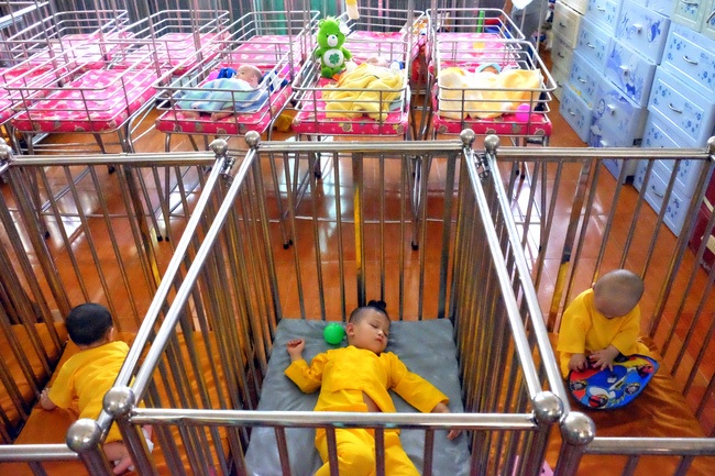 Ngoài bé Phạm Đức Lộc, còn có 96 đứa trẻ đáng thương khác đang được chùa Vạn Đức cưu mang - Ảnh 4.
