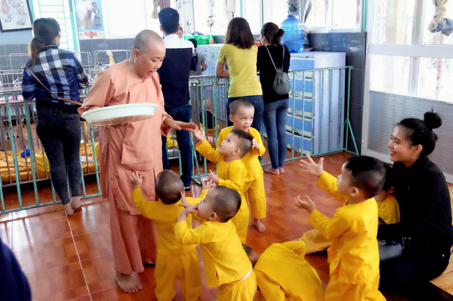 Ngoài bé Phạm Đức Lộc, còn có 96 đứa trẻ đáng thương khác đang được chùa Vạn Đức cưu mang - Ảnh 6.