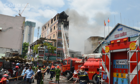TP.HCM: Nhà 5 tầng gần chợ Kim Biên bốc cháy dữ dội - Ảnh 1.