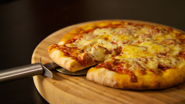 Kinh nghiệm đơn giản để pizza mua về nhân và bánh không “mỗi thứ một nơi” - Ảnh 1.