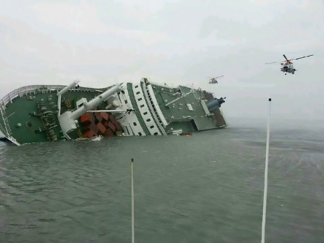 Loạt hình ám ảnh trong thảm kịch chìm phà Sewol cướp đi sinh mạng của gần 300 học sinh ở Hàn Quốc 3 năm trước - Ảnh 2.