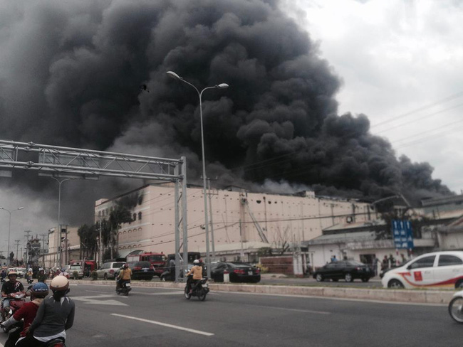 Vụ cháy nhà xưởng công ty may ở Cần Thơ: Thiệt hại 6 triệu USD, chủ doanh nghiệp ngất xỉu tại hiện trường - Ảnh 2.