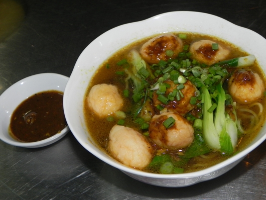 Mì vịt tiềm và cá viên cà ri ăn là nghiền ở Sài Gòn - Ảnh 1.