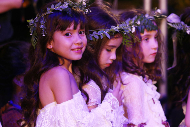 Dàn mẫu nhí xinh như thiên thần với váy trắng tóc mây trên sàn diễn của Tuần lễ thời trang thiếu nhi Việt Nam - Ảnh 1.