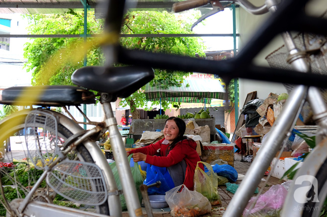 Gặp “vị cứu tinh” hiến đất mở chợ cho người bán rong ở Sài Gòn - Ảnh 9.