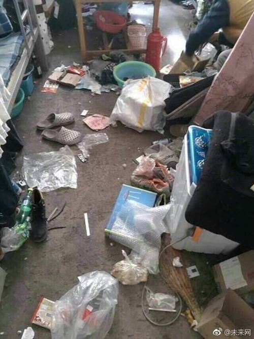 Những căn phòng ký túc bẩn còn hơn cả bãi rác của sinh viên Trung Quốc khiến nhiều người hoảng hồn - Ảnh 2.