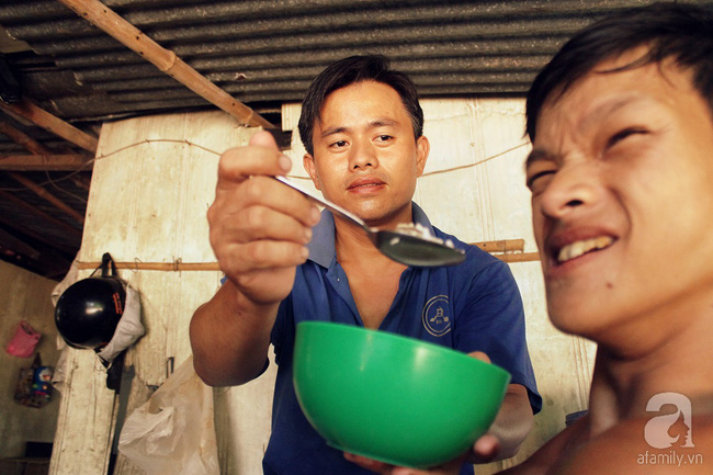 Người chồng trốn sinh con để có thời gian chăm sóc mẹ bệnh, cháu tật nguyền của vợ - Ảnh 8.