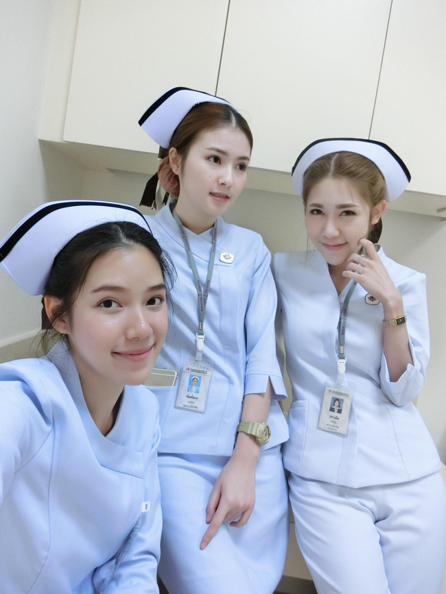 Có đến 3 nữ y tá xinh đẹp trong 1 tấm hình! - Ảnh 1.