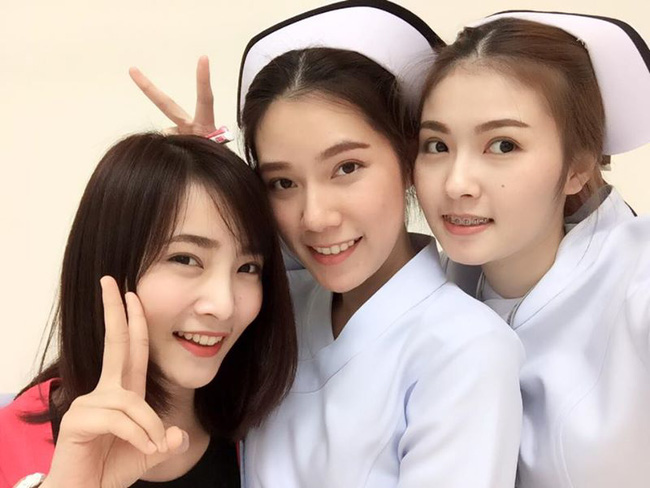 Có đến 3 nữ y tá xinh đẹp trong 1 tấm hình! - Ảnh 2.