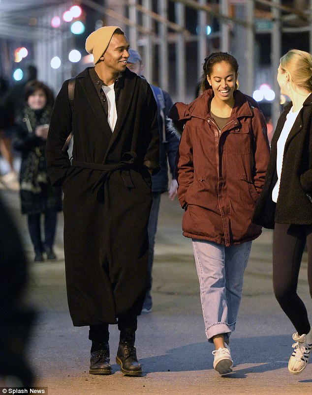Con gái lớn nhà cựu Tổng thống Obama bị bắt gặp đi dạo cùng chàng trai lạ mặt ở New York - Ảnh 1.