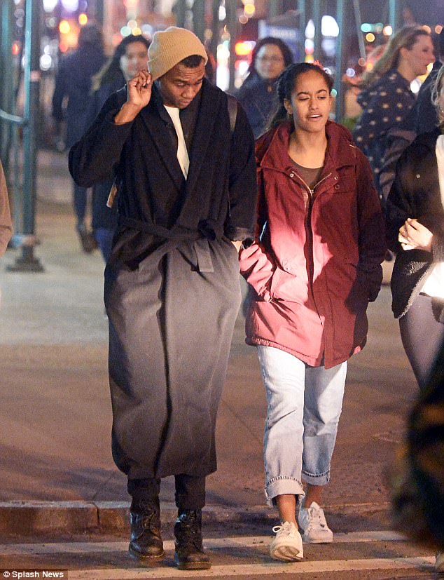 Con gái lớn nhà cựu Tổng thống Obama bị bắt gặp đi dạo cùng chàng trai lạ mặt ở New York - Ảnh 2.