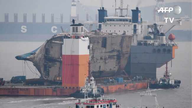 Cuối cùng, xác phà Sewol cũng được đưa vào bờ sau gần 3 năm nằm dưới biển - Ảnh 1.