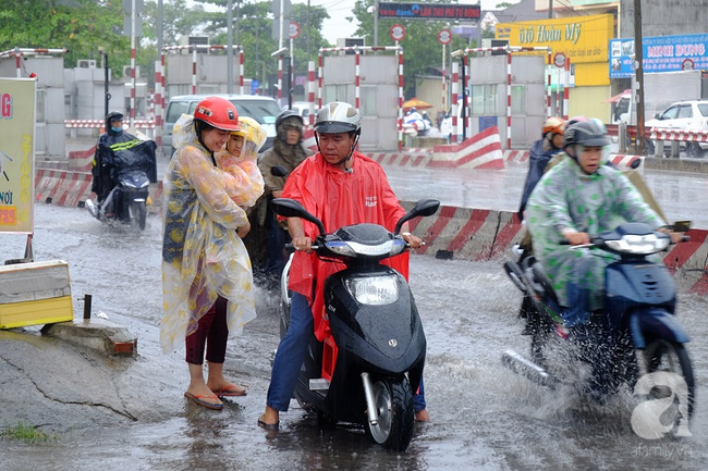 Mưa lớn ngày Cá tháng Tư, người Sài Gòn sũng nước về nhà - Ảnh 6.