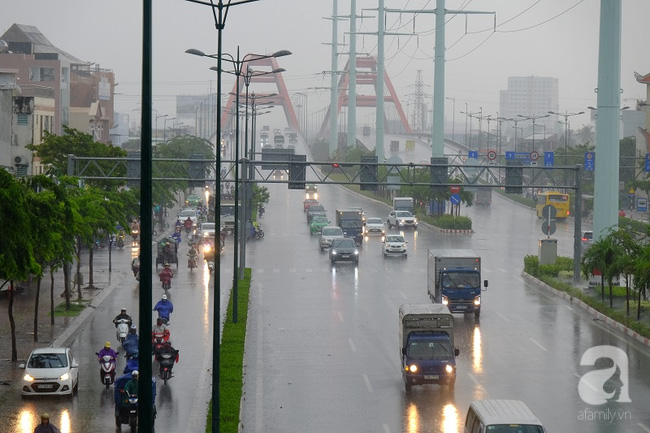 Mưa lớn ngày Cá tháng Tư, người Sài Gòn sũng nước về nhà - Ảnh 7.